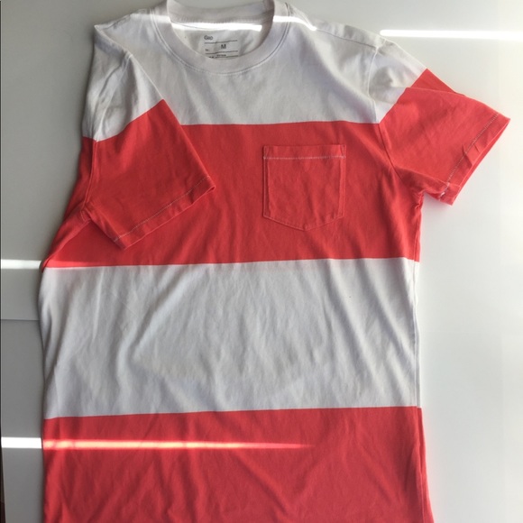 2/$20⭐️🕶 GAP Mens T shirt with chest pocket - Picture 1 of 4